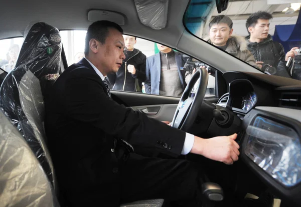Qian Właściciel Pierwszej Płyty Samochód Darmo Dla Nowych Pojazdów Energii — Zdjęcie stockowe