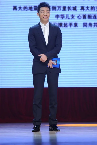 中国中央电视台主持人萨比宁在一个活动中摆姿势 我们在一起 在北京组织 向中国北京雅安地震遇难者致以热烈的祝愿 2013年4月22日 — 图库照片