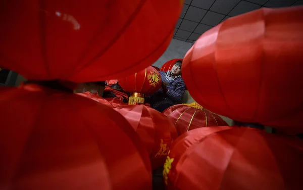 Kínai Munkavállaló Hogy Piros Lámpás Közelgő Kínai Újévi Vagy Tavaszi — Stock Fotó