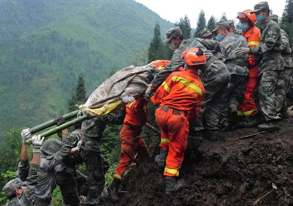 Chiński Pla Narody Wyzwolenia Armii Żołnierze Przenosią Ciało Quake Zniszczona — Zdjęcie stockowe