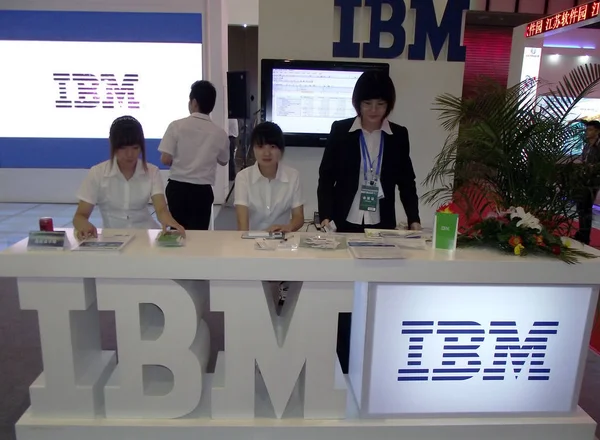 Chinese Employees Seen Stand Ibm Software Fair Nanjing City East — Stock Photo, Image