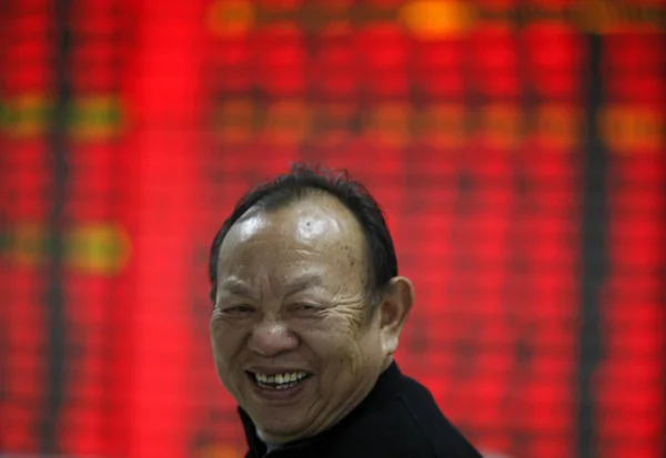 Китайський Інвестор Посміхається Щасливо Після Перевірки Цін Акцій Червоний Підвищення — стокове фото