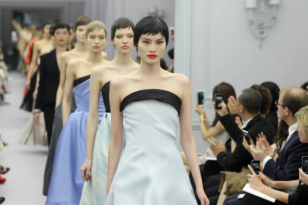 Модели Демонстрируют Новые Творения Время Показа Мод Dior 2013 Spring — стоковое фото