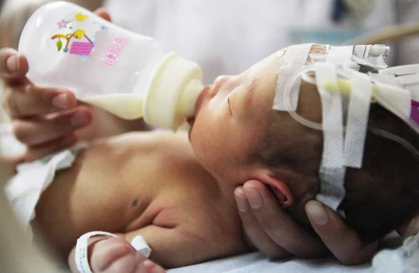 Eine Chinesische Krankenschwester Füttert Den Säugling Der Mai 2013 Aus — Stockfoto