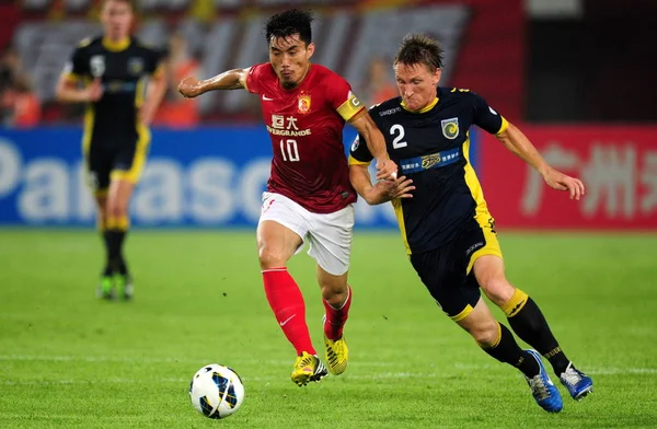 Zheng Zhi Van Chinas Guangzhou Evergrande Links Daagt Daniel Mcbreen — Stockfoto