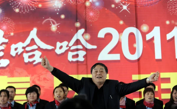 Zong Qinghou Centrum Prezes Ceo Grupy Wahaha Śpiewa Jego Pracowników — Zdjęcie stockowe