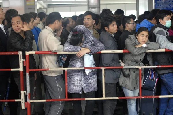 2012年1月15日 中国东部广东省东莞市 中国农民工排队在长途汽车站买票 然后回家过年或过年 — 图库照片