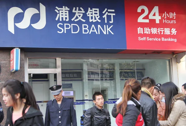 Los Peatones Ven Frente Una Sucursal Del Spd Bank Shanghai —  Fotos de Stock