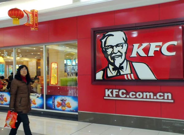 Pedestre Passa Por Restaurante Kfc Marca Yum Cidade Yichang Província — Fotografia de Stock