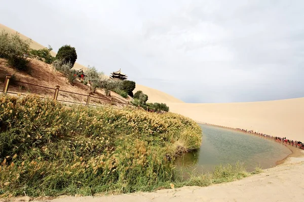 2012年9月19日 中国西北部甘肃省敦煌沙漠中 新月潭 又称岳雅泉 四周环绕着歌唱沙丘 — 图库照片