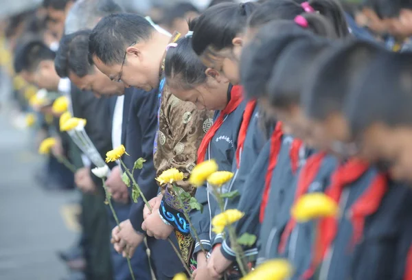 그들은 규모의 희생자 침묵의 Beichuan 카운티 Mianyang 중국의 2013 이벤트 — 스톡 사진