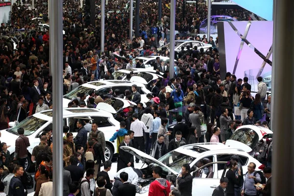 Besökare Folksamling Runt Bilar Shanghai International Automobile Industri Utställningen Känd — Stockfoto