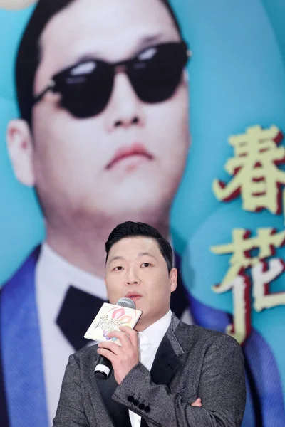 韩国歌手朴在生 Psy 2013年1月31日在中国上海举行的龙特联欢晚会新闻发布会上发表讲话 — 图库照片