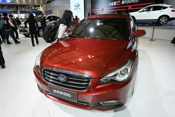 Visitante Mira Nuevo Besturn B50 Faw Durante 15ª Exposición Internacional —  Fotos de Stock