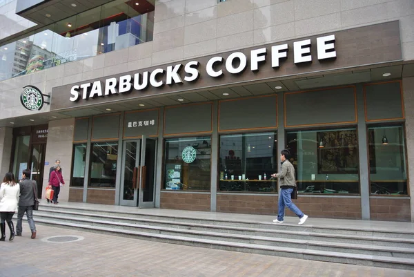Fotgängare Förbi Ett Kafé Starbucks Coffee Chengdu City Sydvästra Chinas — Stockfoto
