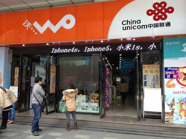Clientes Chinos Caminan Hacia Una Oficina China Unicom Shanghai China —  Fotos de Stock