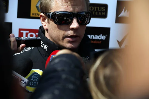 Pilota Finlandese Kimi Raikkonen Del Team Lotus Circondato Giornalisti Durante — Foto Stock