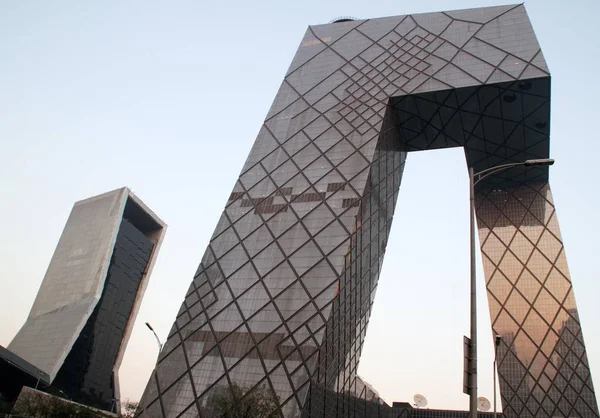2010年の中国10の最も醜い建物の人気投票で1位 2011年に3番目に位置したCctvs新しい北京本部は 2012年11月8日に中国の北京で見られます — ストック写真