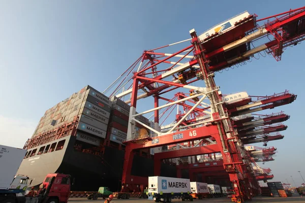 Trucks Vervoeren Containers Een Containerschip Haven Van Qingdao Qingdao City — Stockfoto