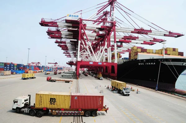 Vrachtwagens Vervoeren Containers Gelost Uit Een Containerschip Haven Van Qingdao — Stockfoto