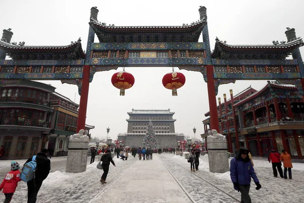 Les Touristes Visitent Rue Qianmen Enneigée Pékin Chine Janvier 2013 — Photo