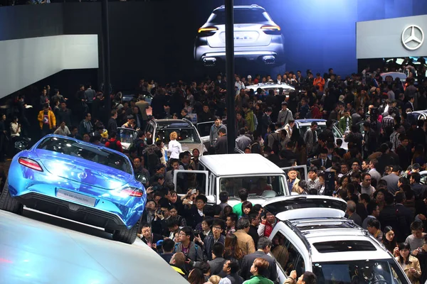 Los Visitantes Agolpan Alrededor Los Coches Mercedes Benz Durante 15ª — Foto de Stock