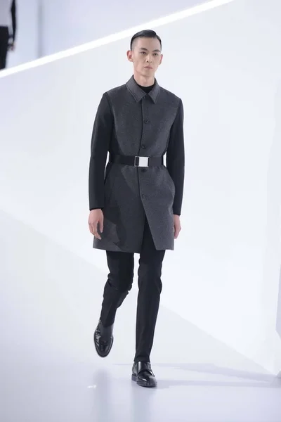 2013年4月25日 在中国北京举行的迪奥荷美秋冬男装时装秀上 模特展示了新的作品 — 图库照片