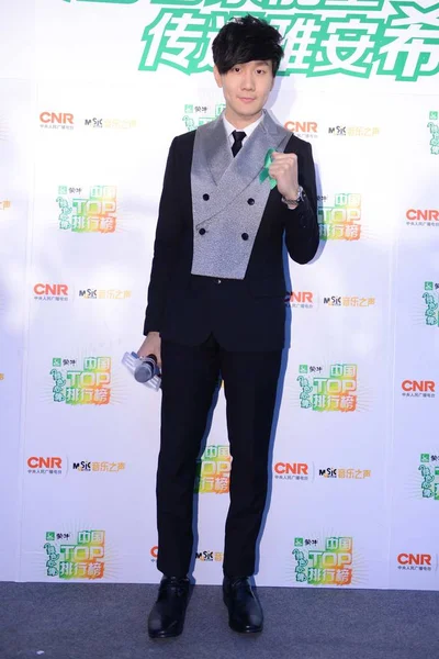 シンガポールの歌手 の林は 2013 日北京 中国の音楽ラジオ中国トップ グラフ賞授賞式の舞台裏でポーズします — ストック写真