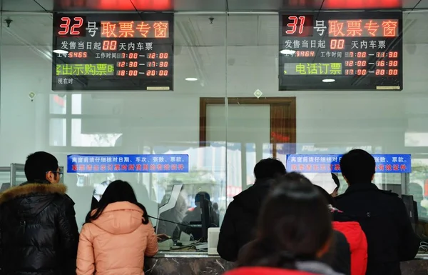 Los Pasajeros Recogen Sus Reservas Línea Telefónicas Una Estación Tren — Foto de Stock