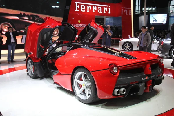 Sportovní Vůz Ferrari Zobrazuje Během Výstavy Mezinárodního Automobilového Průmyslu Šanghaje — Stock fotografie
