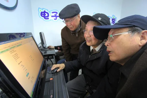 Plik Starsi Chińscy Mężczyźni Uczą Się Korzystać Komputera Uniwersytecie Wieku — Zdjęcie stockowe