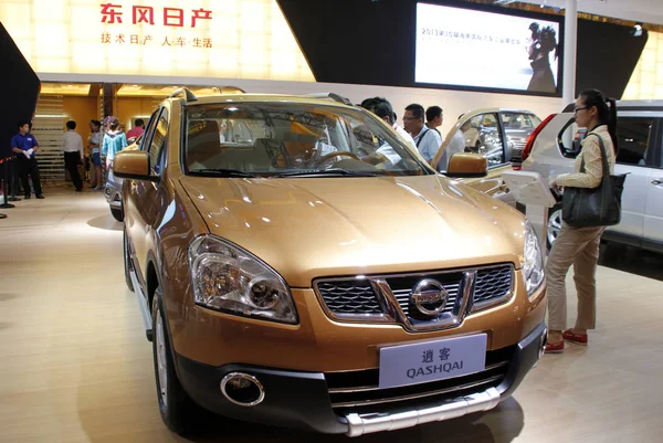 2013年3月21日 在中国海南省海口市举行的车展上 参观者尝试或看日产Qashqai — 图库照片