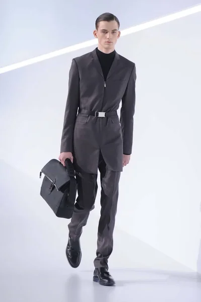 Modell Jeleníti Meg Létrehozása Során Dior Homme Őszi Téli 2013 — Stock Fotó