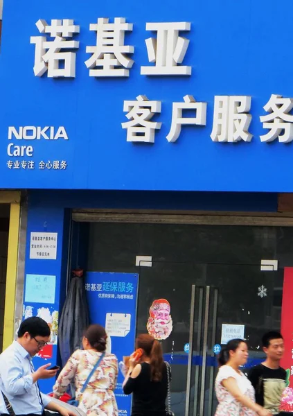 Πεζοί Περπατούν Πέρα Από Ένα Κέντρο Εξυπηρέτησης Πελατών Της Nokia — Φωτογραφία Αρχείου