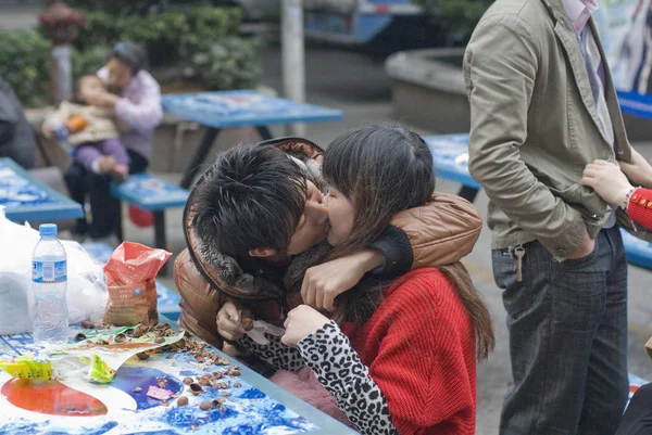 Par Jóvenes Trabajadores Migrantes Chinos Besan Frente Centro Comercial Ciudad — Foto de Stock