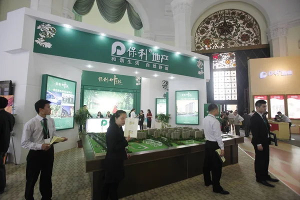 Čínští Zaměstnanci Distribuují Letáky Stánku Poly Real Estate Během Veletrhu — Stock fotografie