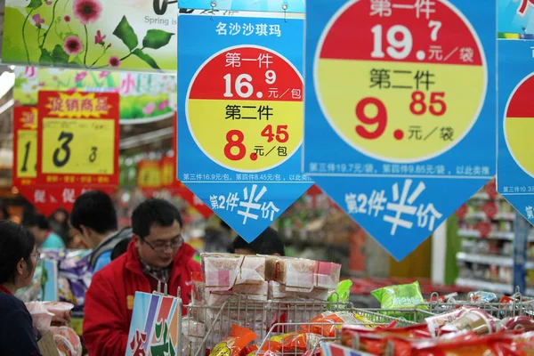 Clientes Chinos Compran Productos Venta Supermercado Ciudad Nantong Provincia Chinas —  Fotos de Stock