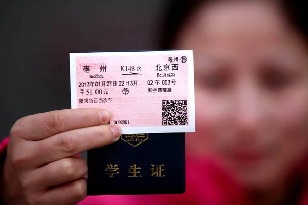 Een Student Toont Haar Voorjaars Festival Ticket Studenten Identiteitskaart Hangzhou — Stockfoto