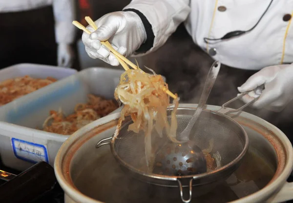 ファイル 中国人シェフがサメのひれスープを地元住民に無料で配布する準備を 中国北西部山西省太原市のレストランの外で2012年1月3日 — ストック写真