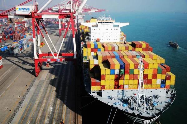 Een Containerschip Wordt Gezien Aangezet Haven Van Qingdao Voor Vertrek — Stockfoto