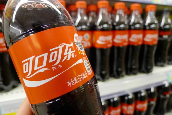 Garrafas Cola Coca Cola Estão Venda Supermercado Cidade Qingdao Leste — Fotografia de Stock