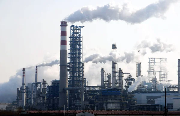 Dym Jest Odprowadzany Kominów Zakładzie Chemicznym Mieście Qingdao Wschodnia Prowincja — Zdjęcie stockowe