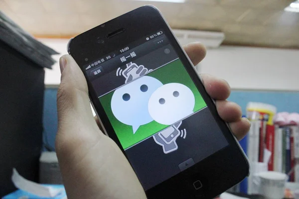 Hombre Utiliza Weixin Wechat Aplicación Mensajería Tencent Teléfono Inteligente Apple — Foto de Stock