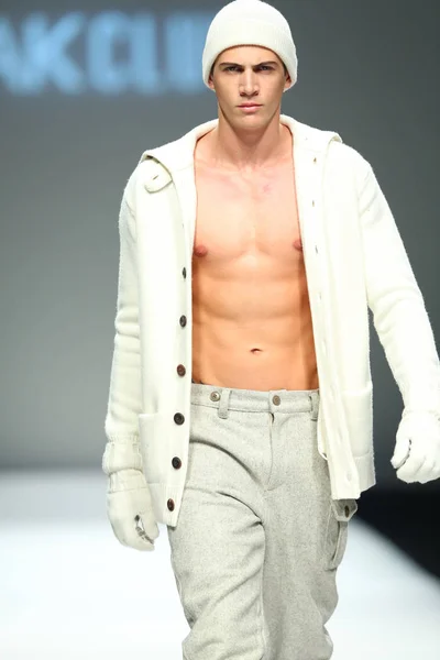 Een Model Toont Een Nieuwe Creatie Akclub Modeshow Tijdens Shanghai — Stockfoto