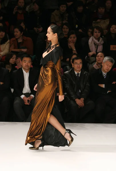 Model Displays New Creation Chinese Fashion Desinger Frankie Xie Jefen — 图库照片