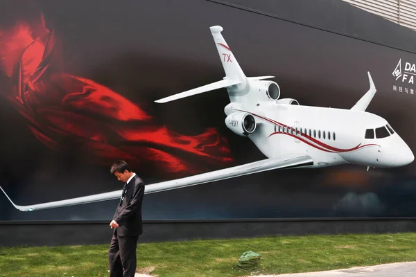 Homem Passa Por Anúncio Jato Turbofan Dassault Falcon Durante Conferência — Fotografia de Stock