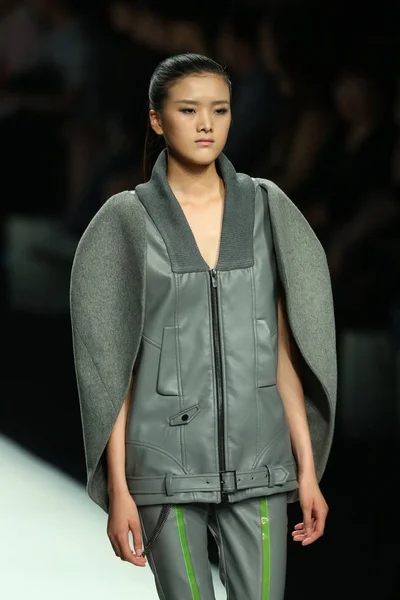 モデル 2013年秋 冬のファッションウィーク上海 2013 日中に群雄 ファッションショーで新しい創造が表示されます — ストック写真