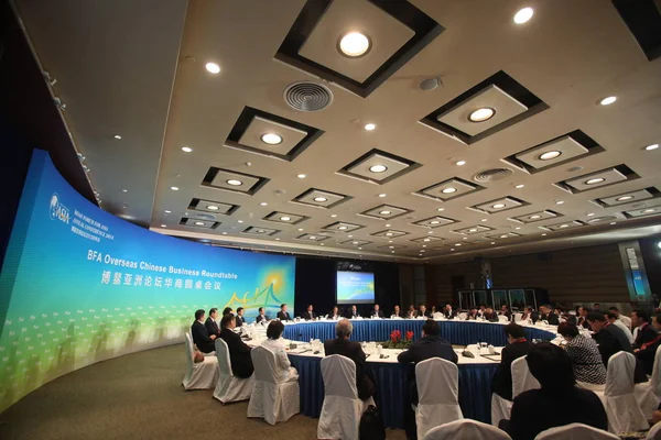 2013年4月6日 在中国海南省琼海市举行的2013年亚洲论坛年会期间 企业家和嘉宾出席博阿华侨企业圆桌会议 — 图库照片