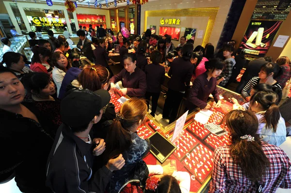 Китайський Клієнти Купують Золотих Прикрас Ювелірному Магазині Linan Міста Сходу — стокове фото