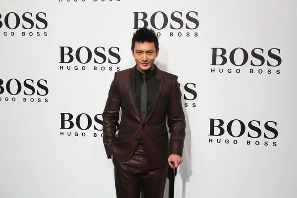 Chinese Acteur Huang Xiaoming Vormt Als Hij Voor Een Modeshow — Stockfoto